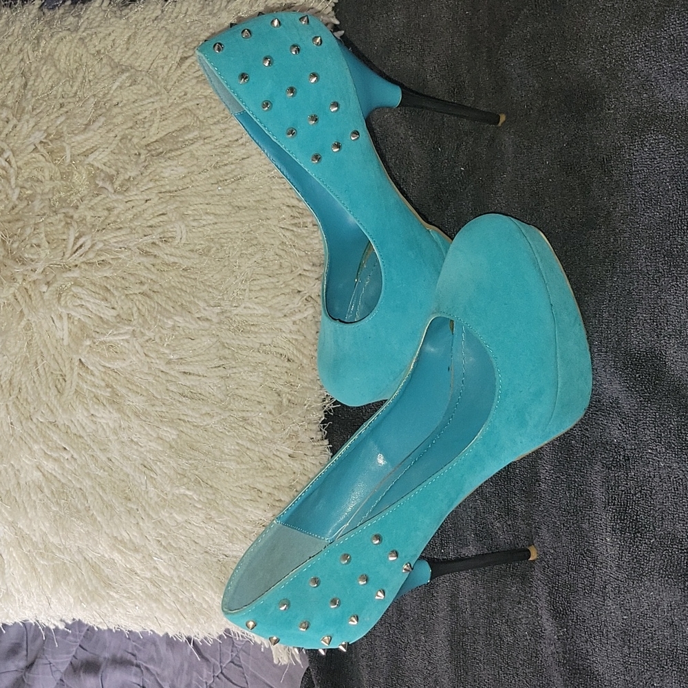 Shoes - Picture 3 of 4